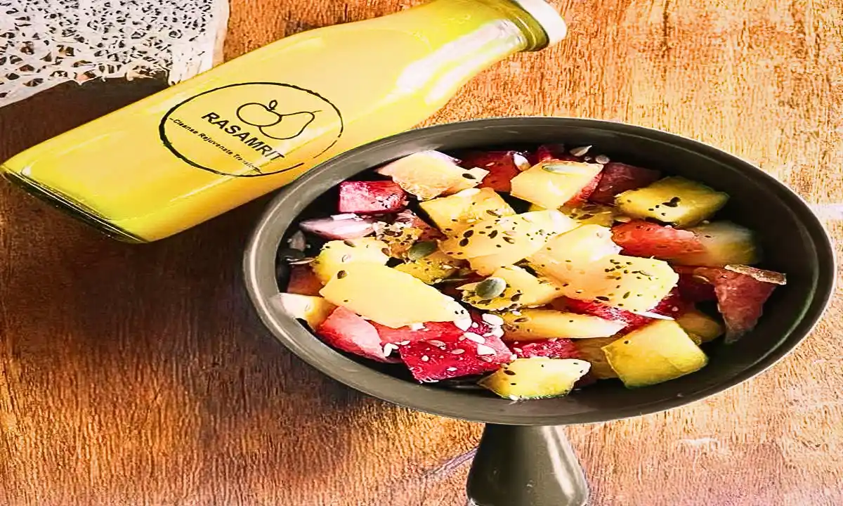 A fresh Rasamrit fruit bowl and juice